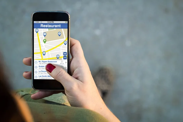 Mujer caminando con smartphone usando aplicación de buscador de restaurantes —  Fotos de Stock