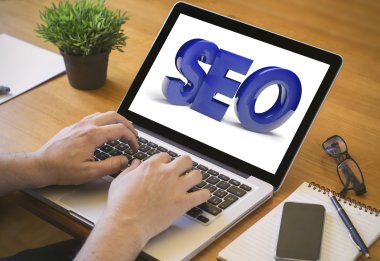 SEO kullanarak dizüstü bilgisayarda çalışan adam