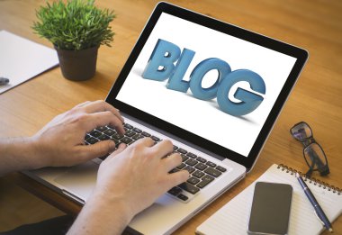 günlüğü online ile dizüstü bilgisayar üzerinde çalışan adam