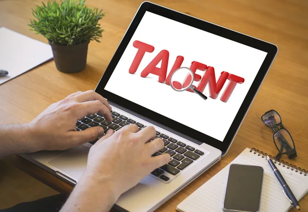 Mann arbeitet mit Hilfe von Talentsuche am Laptop — Stockfoto