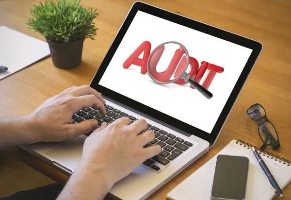 Desktop del computer con audit online — Foto Stock