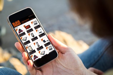 smartphone ile alışveriş online sokakta oturan kadın