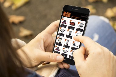 siyah Cuma app üstünde onun smartphone kullanan kadın
