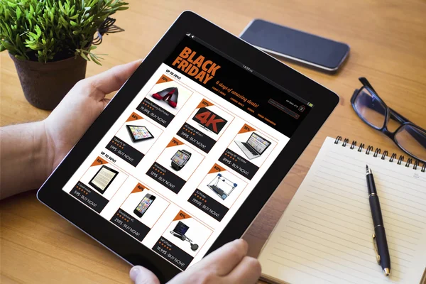 Man met bureaublad tablet met zwarte vrijdag app — Stockfoto
