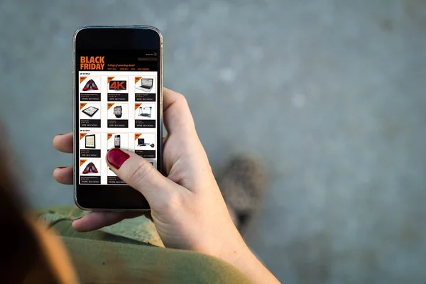 Woman using black friday app on her smartphone — Stock Photo, Image