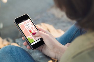 smartphone sahilinde kadınla