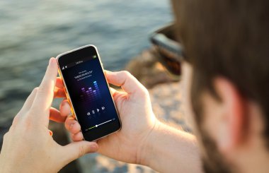 adam ile smartphone sahilinde