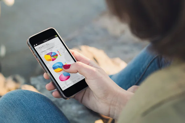 Vrouw met smartphone aan kust — Stockfoto