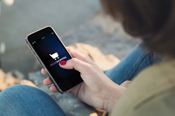 Femme avec smartphone à la côte — Photo