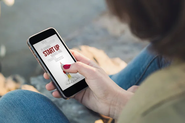 Vrouw met smartphone aan kust — Stockfoto