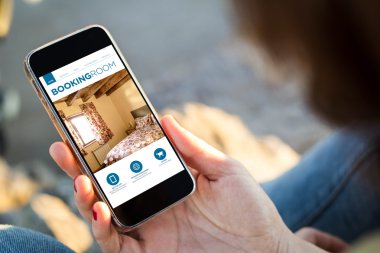 smartphone sahilinde kadınla