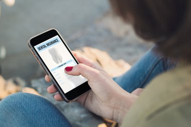 smartphone sahilinde kadınla