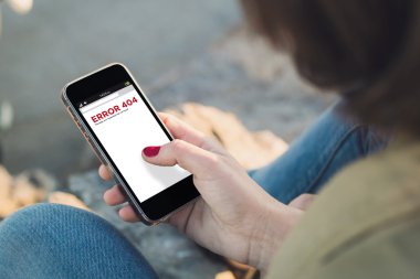 smartphone sahilinde kadınla