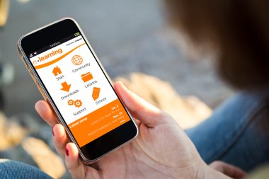 smartphone sahilinde kadınla