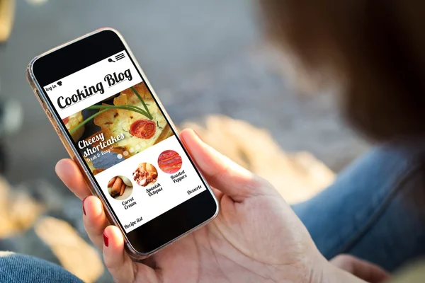 smartphone sahilinde kadınla