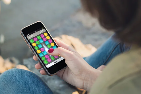 Vrouw met smartphone aan kust — Stockfoto