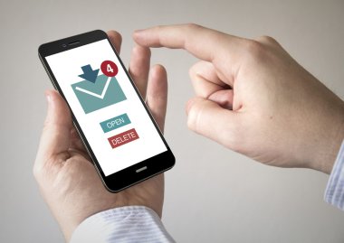 ekranda Organizatör ile akıllı telefon kullanan adam