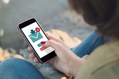 ekran açık posta dokunmadan kadın