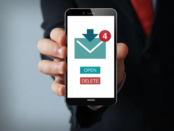 Mão segurando telefone com notificação de correio — Fotografia de Stock