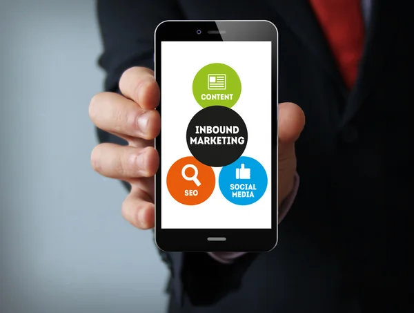 Ruce drží telefon s příchozí Marketing — Stock fotografie