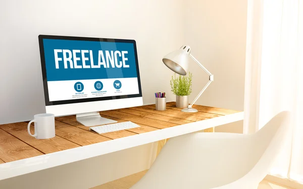 Freelance op scherm computer — Stockfoto