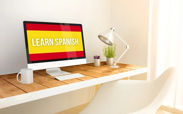 Minimalistischer Arbeitsplatz mit spanischem Computer lernen — Stockfoto