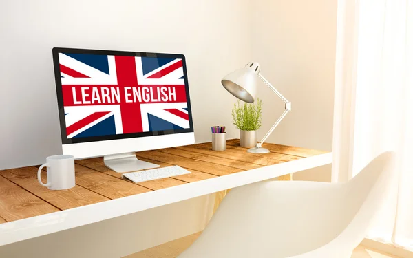 Local de trabalho minimalista com aprender inglês computador — Fotografia de Stock