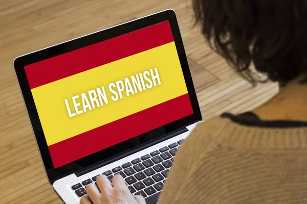 Mulher computador aprender espanhol — Fotografia de Stock