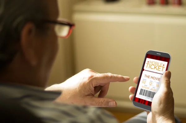 Man buying cinema tickets with a smartphone — Stockfoto