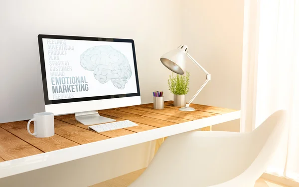 Lieu de travail minimaliste avec ordinateur de marketing émotionnel — Photo