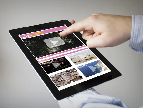 Video streamingon a tablet — Stockfoto
