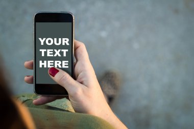 Smartphone metninizi buraya yürüyen kadın