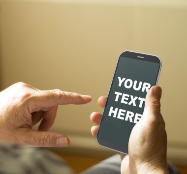 cep telefonu ile olgun adam