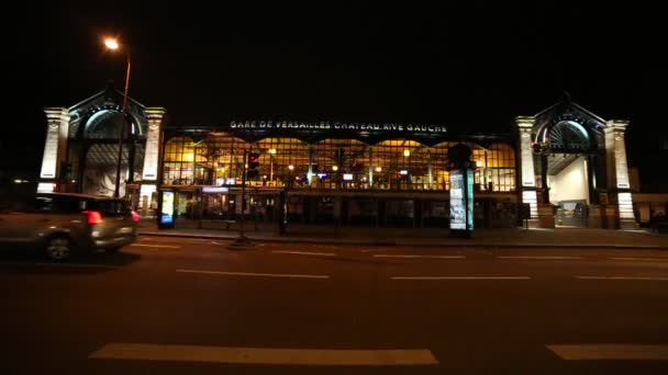 Natt trafik framför Versailles tågstation — Stockvideo