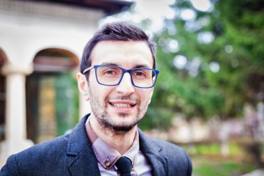 Gözlüklü genç adam.