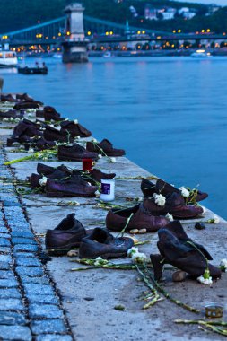 Gece Budapeşte'Tuna Nehri boyunca metal Ayakkabı