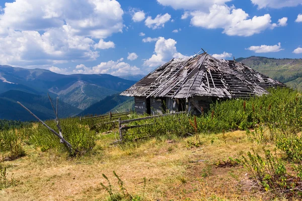 Capanna di legno pastore abbandonata in montagna — Foto Stock