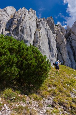 Uzun yürüyüşe çıkan kimse prensin taş Dağları üzerinde