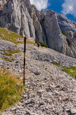 Uzun yürüyüşe çıkan kimse prensin taş Dağları üzerinde