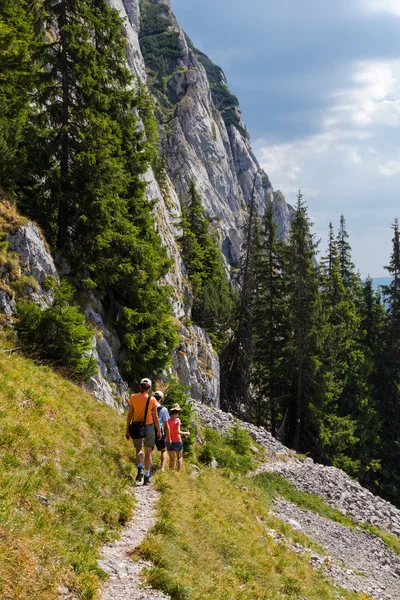 Senderistas en la montaña Piatra Craiului — Foto de Stock