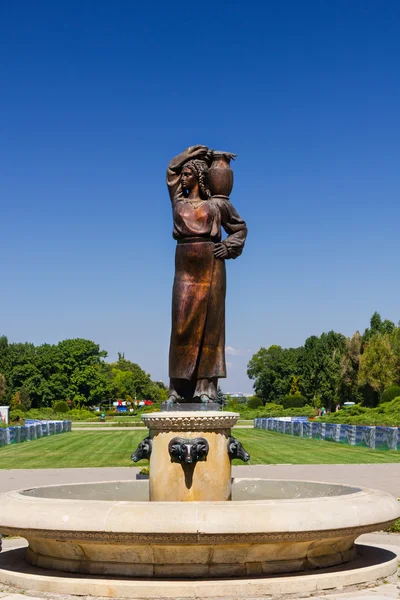 Statua di una donna che tiene un vaso di ceramica sul suo sholder — Foto Stock