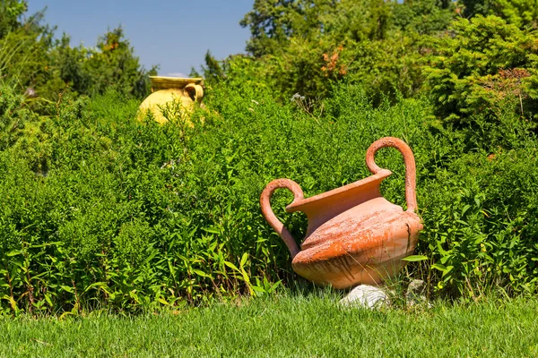 Ollas decorativas de cerámica en el jardín — Foto de Stock