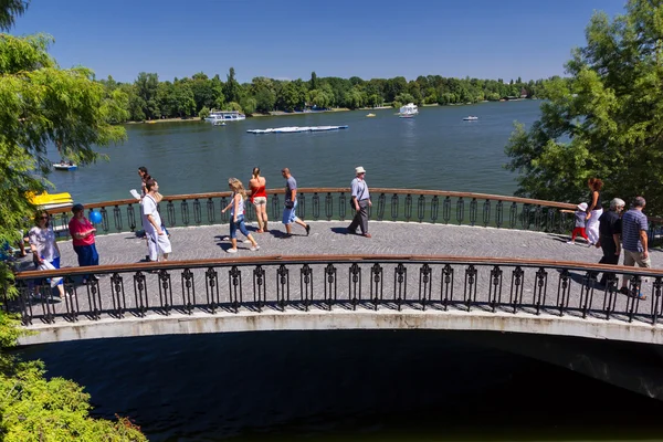 İnsanlar ile Herastrau park — Stok fotoğraf