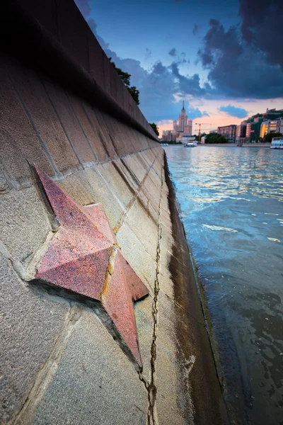 모스크바 강 둑에 공산주의 스타 — 스톡 사진