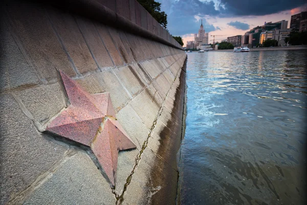 Estrella comunista en la orilla del río Moscú — Foto de Stock