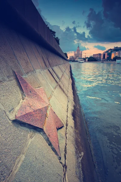 Estrela comunista na margem do rio Moscou — Fotografia de Stock