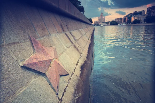 Κομμουνιστική αστέρι στην όχθη του ποταμού Μόσχα — Φωτογραφία Αρχείου