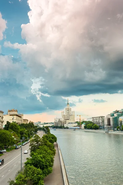 Moskva arhitecture poblíž řeky Moskva — Stock fotografie