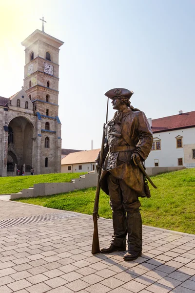 Middeleeuwse soldaat bronzen standbeeld — Stockfoto