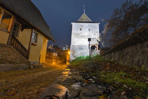 Вежа Тайлорів у Сігісоара середньовічному місті вночі. — стокове фото